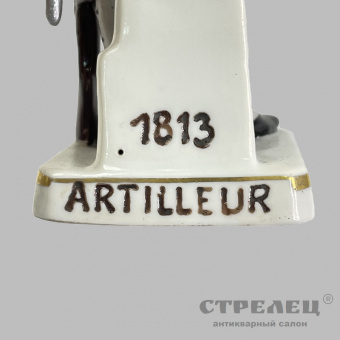 фото — фарфоровый солдатик «солдат наводчик 1813». германия